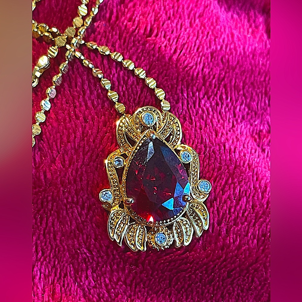crystal red Persuasion-necklace 18KGP Mark gold chain beautiful design sparkly